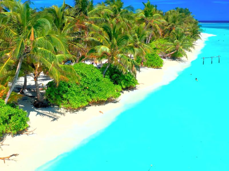 plaža na maldivima snimljena iz drona