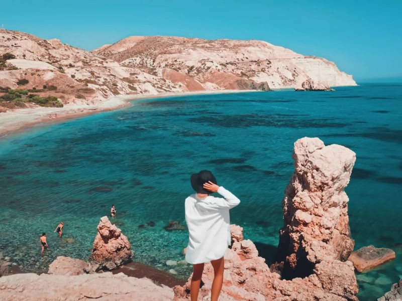 devojka stoji na steni na kipru i slika se