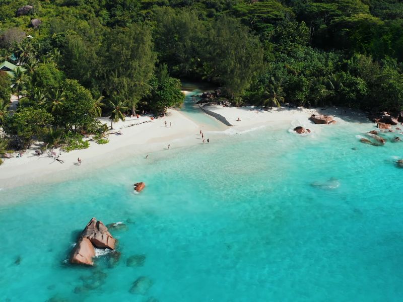 prikaz plaže usnimljene dronom na sejšelima